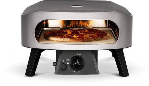 Der Cozze 13 Zoll Pizzaofen CLASSIC von Cozze verfügt über eine offene Front mit sichtbarer Flamme und einen Drehregler für die Hitzekontrolle. Backen Sie eine Peperoni-Pizza auf dem Cordierit-Pizzastein für köstliche Ergebnisse. Inklusive Gas 50mbar - CH-Regler.