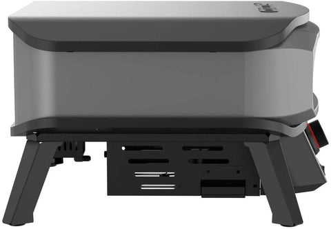 Der Cozze 13 Zoll Pizzaofen PREMIUM ROTATE, Gas 50mbar - CH-Regler von Cozze ist ein kompakter, schwarz-grauer Ofen mit kurzen, stabilen Beinen und einer rechteckigen Form, der mit einem drehbaren Pizzastein ausgestattet ist (von der Seite).