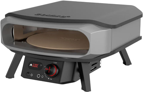Der Cozze 17 Zoll Pizzaofen PREMIUM ROTATE, Gas 50mbar - CH-Regler ist ein kompakter, schwarz-silberner Ofen mit Frontöffnung, drehbarem Pizzastein, vorderen Bedienknöpfen und Temperaturanzeige - perfekt zum Backen authentischer neapolitanischer Pizza zu Hause.