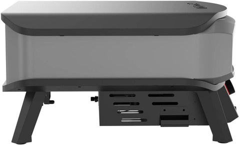 Eine Seitenansicht des Cozze 17 Zoll Pizzaofen PREMIUM ROTATE, Gas 50mbar - CH-Regler von Cozze zeigt seine kompakte rechteckige Form, die dunkelgraue Oberseite, die klappbaren Beine, den Metallkörper mit Lüftungsschlitzen und die unteren Bedienelemente - perfekt für neapolitanische Pizza.