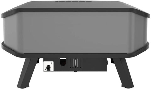 Eine rechteckige, graue Tischfeuerstelle mit schwarzen Beinen und einem Gasregler auf der linken Seite - wie der Cozze 17 Zoll Pizzaofen PREMIUM ROTATE (Gas 50mbar - CH-Regler) - perfekt für die Atmosphäre nach dem Pizzagenuss.