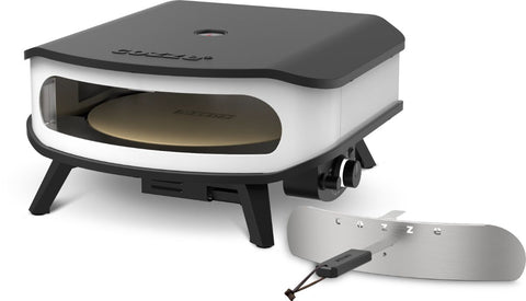 Der Cozze 17 Zoll Pizzaofen, Gas 50mbar, mit rotierendem Pizzastein - CH-Regler ist ein kompakter schwarz-weißer Ofen mit Bedienknopf, sichtbarem rotierendem Pizzastein und einem abnehmbaren Metall-Pizzaschieber vorne.