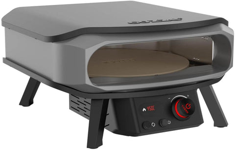 Der Cozze 17 Zoll Pizzaofen PREMIUM ROTATE, elektrisch 230V (CH-Stecker), verfügt über eine grau-schwarze Oberfläche, einen sichtbaren rotierenden Pizzastein und vordere Bedienknöpfe mit Temperatureinstellungen.