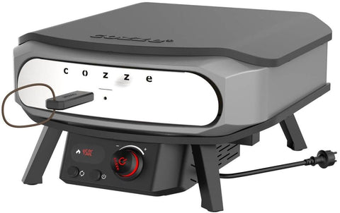 Der Cozze 17 Zoll Pizzaofen PREMIUM ROTATE, elektrisch 230V - CH-Stecker von Cozze ist ein moderner rechteckiger Pizzaofen mit schwarzen Beinen, silberner "COZZE"-Front, Bedienknopf, Digitalanzeige, Netzkabel und drehbarem Pizzastein für perfekte Pizzen.