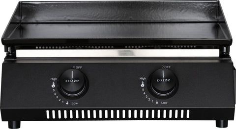 Die schwarze Cozze G-400 Plancha, Gas 50mbar - CH-Regler von Cozze ist eine kompakte Tisch-Gasgrillplatte für den Balkon. Sie verfügt über zwei Bedienknöpfe an der Vorderseite, die mit "low" bis "high" beschriftet sind, und eine flache Kochfläche mit "Cozze" auf jedem Knopf.