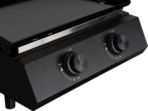 Nahaufnahme der Cozze G-400 Plancha, Gas 50mbar - CH-Regler von Cozze-eine kompakte Plancha perfekt für jeden Gasgrill-Balkon. Verfügt über zwei Drehknöpfe mit der Beschriftung "hoch" bis "niedrig" mit Aus-Positionen und eine flache Kochfläche darüber.