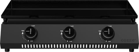 Die Cozze G-700 Plancha, Gas 50mbar - CH-Regler, ist eine schwarze rechteckige Tischgrillplatte mit drei Wärmeregulierungsknöpfen, einer leicht zu reinigenden emaillierten Kochfläche und dem "cozze"-Schriftzug - ideal als Ergänzung zum Gasgrill.
