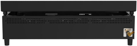 Eine schwarze rechteckige Cozze G-700 Plancha Gas 50mbar - CH-Regler mit kleinen Beinen, Lüftungslöchern und einem Messing-Gasventil unten rechts; ihre emaillierte Kochfläche bietet einfache Reinigung und Haltbarkeit.