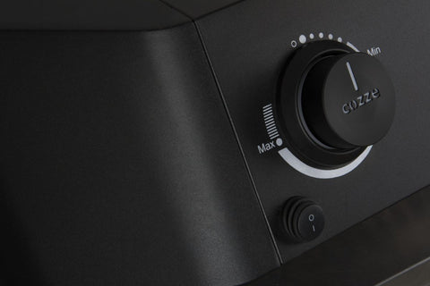 Nahaufnahme des Bedienfelds des Cozze E-500 Grills mit einem großen "Cozze"-Regler (Min-/Max-Einstellungen), einer weißen Anzeige und einer runden Einschalttaste - ideal für das Grillen auf dem Balkon. Marke: Cozze. Elektrisch 230V mit CH-Stecker.