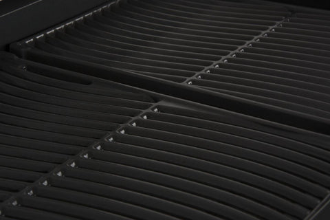 Nahaufnahme der schwarzen Grillroste des Cozze E-500 Grill, elektrisch 230V mit CH-Stecker-ideal für Balkongrillen mit praktischer Zwei-Zonen-Technik von Cozze.