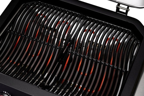 Nahaufnahme des Cozze E-500 Grill, elektrisch 230V mit CH-Stecker: Rot glühende Heizelemente leuchten unter den schwarzen Metallrosten. Der teilweise geöffnete Deckel gibt den Blick auf das Innenleben frei - ideal zum Balkongrillen und Zwei-Zonen-Technik experimentieren.