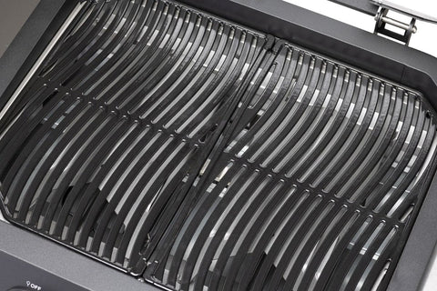 Nahaufnahme eines sauberen, leeren Metallrosts im Inneren eines Cozze G-500 Grill, Gas 50mbar - CH-Regler von Cozze. Die glänzenden schwarzen Roste sind in parallelen Linien angeordnet - ideal für Ihren kompakten Gasgrill auf der Terrasse.