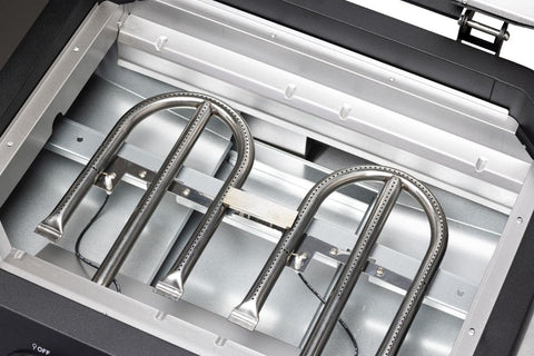 Nahaufnahme des Innenraums des Cozze G-500 Grills (Gas 50mbar - CH-Regler) von Cozze. Hervorzuheben sind die Metallbrenner, die Zünddrähte und der offene Grilldeckel.