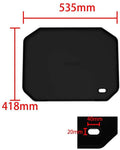 Eine schwarze, rechteckige Matte mit abgeschrägten Ecken und einem ausgeschnittenen Loch, 535mm x 418mm - perfekt für den Gebrauch mit der Cozze G-500 Plancha mit Deckel, Gas 50mbar - CH-Regler von Cozze.