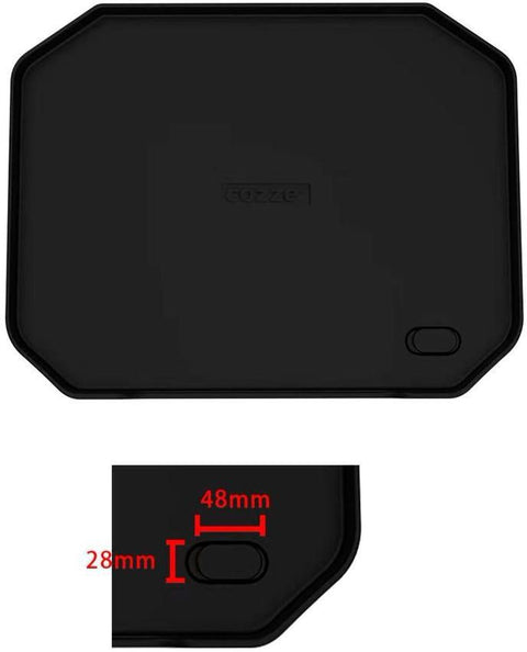 Eine schwarze rechteckige Matte mit abgerundeten Ecken und einem kleinen ovalen Ausschnitt (48mm x 28mm) passend für die Cozze G-500 Plancha mit Deckel, Gas 50mbar - CH-Regler von Cozze.