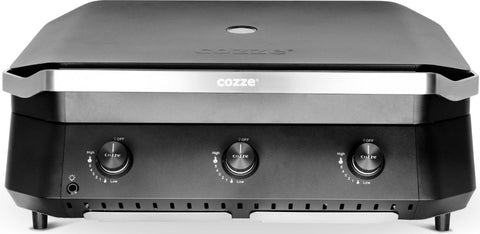 Frontansicht der schwarzen Cozze G-800 Plancha mit Deckel, Gas 50mbar - CH-Regler von Cozze, mit drei "Cozze"-Temperaturreglern, geschlossenem Deckel und einer robusten Gusseisen-Oberfläche.