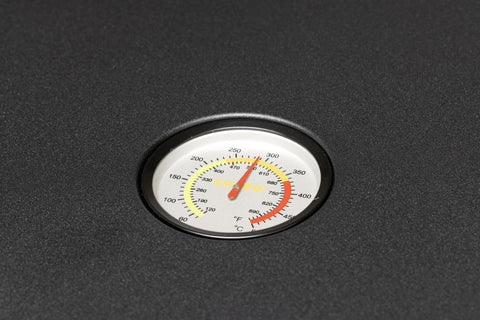 Eine Nahaufnahme einer runden Temperaturanzeige mit farbigen Markierungen, schwarz gefasst - ideal für die Cozze G-800 Plancha mit Deckel, Gas 50mbar - CH-Regler von Cozze oder jeden gusseisernen Grill in Ihrer Outdoor-Küche. Zeigt die Temperaturen in Celsius und Fahrenheit an.