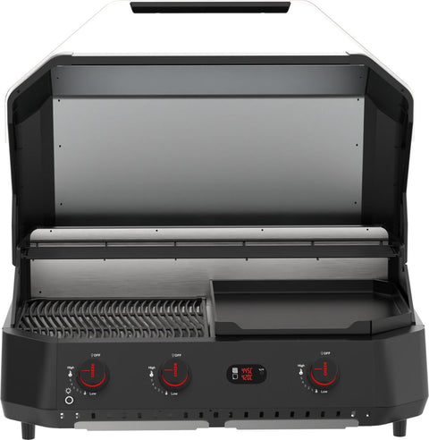 Der Cozze G-800 COMBO Plancha-Grill von Cozze besticht durch sein schwarzes Design mit geöffnetem Deckel, einer geriffelten Kochfläche auf der linken Seite, einer flachen Plancha auf der rechten Seite und drei rot markierten Bedienknöpfen auf der Frontplatte. Gas 50mbar - CH-Regler.