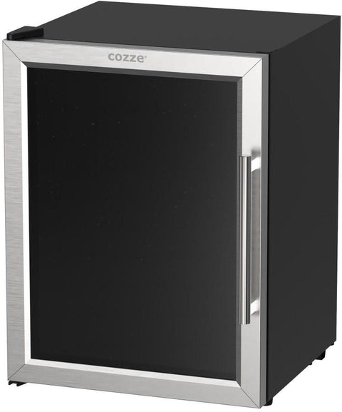 Der Cozze Kühlschrank 60L mit Stahlrahmen zeichnet sich durch ein elegantes schwarzes Design mit Glastür, silbernem Metallrahmen, vertikalem Griff auf der rechten Seite und "Cozze"-Branding aus - ideal für Ihre Outdoor-Küche. Stromversorgung über 230V, inklusive CH-Stecker.