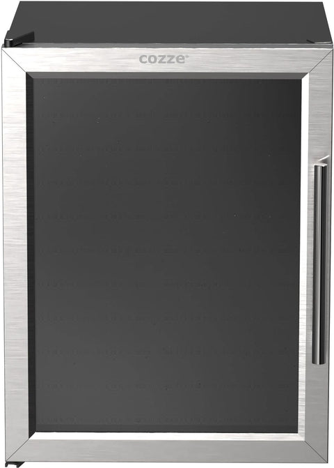 Der Cozze Kühlschrank 60L mit Stahlrahmen (230V, CH-Stecker) hat eine elegante Edelstahl- und Glasfront, einen vertikalen Griff auf der rechten Seite und das Cozze-Logo auf der Oberseite - perfekt für Ihre Outdoor-Küche.