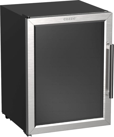Der Cozze Kühlschrank 60L mit Stahlrahmen ist ein kompakter schwarzer Kühlschrank mit einer Glastür in einem Edelstahlrahmen, einem vertikalen rechten Griff und einem "Cozze"-Branding auf der Oberseite - ideal für Ihre Outdoor-Küche. Läuft elektrisch bei 230V (CH-Stecker).