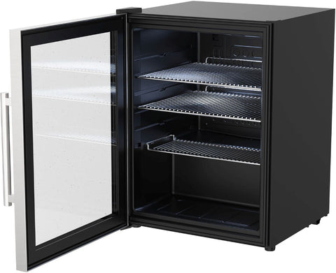 Der Cozze Kühlschrank 60L mit Stahlrahmen, elektrisch 230V (CH-Stecker) von Cozze verfügt über eine Glastür, die sich nach links öffnen lässt, und drei Drahtböden aus Metall - perfekt für Ihre Outdoor-Küche.
