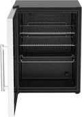 Der Cozze Kühlschrank 60L mit Stahlrahmen, elektrisch 230V - CH-Stecker verfügt über eine Tür aus Edelstahl, drei Drahtböden und eine schwarze Innenausstattung - ideal für jede Outdoor-Küche von Cozze.