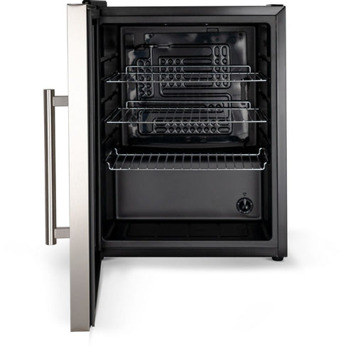 Ein offener, leerer Edelstahl-Backofen mit drei Drahtgestellen und einem Bedienknopf unten rechts - ideal für jede Outdoor-Küche. Sein geräumiger Innenraum entspricht dem des Cozze Kühlschrank 60L mit Stahlrahmen, elektrisch 230V (CH-Stecker).