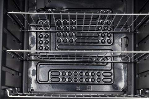 Eine Nahaufnahme des Innenraums des Cozze Kühlschrank 60L mit Stahlrahmen (elektrisch 230V, CH-Stecker), wobei die Metallgestelle und die am Boden montierten Heizelemente hervorgehoben werden.