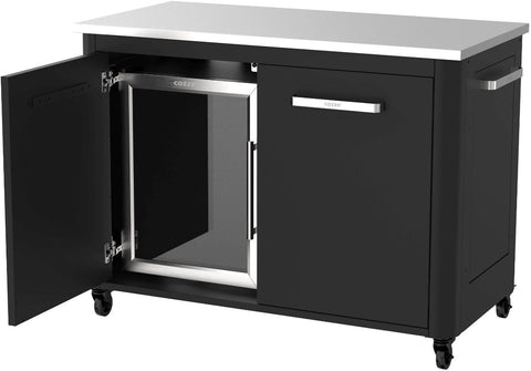 Ein schwarzer Rollschrank mit Edelstahlplatte und zwei Türen, ideal für Ihre Outdoor-Küche. Lagern Sie das Wesentliche oder den Cozze Kühlschrank 60L mit Stahlrahmen, elektrisch 230V (CH-Stecker). Leicht zu bewegen mit Griff und Rädern.