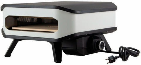 Der Cozze 13 Zoll Pizzaofen, elektrisch V230 - CH-Stecker von Cozze verfügt über ein schwarz-weißes Design, eine offene Frontkammer, schwarze Beine, Cordierit-Pizzastein für perfekte Krusten und ein angeschlossenes Netzkabel mit CH-Stecker.
