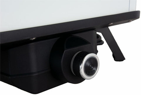 Nahaufnahme eines schwarzen Bedienknopfes mit silbernem Rand am Cozze 13 Zoll Pizzaofen, elektrisch V230 - CH-Stecker von Cozze; im Hintergrund ist ein Netzkabel zu sehen, möglicherweise mit digitaler Temperaturanzeige für genaues Kochen.