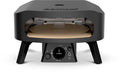 Der Cozze Pizzaofen Rotate - Black Edition [13 Zoll] verfügt über ein digitales Temperaturkontrollpanel, einen sichtbaren rotierenden Pizzastein, vier abgewinkelte Beine und läuft mit Gas (50mbar CH-Regler) für modernes Pizzabacken.