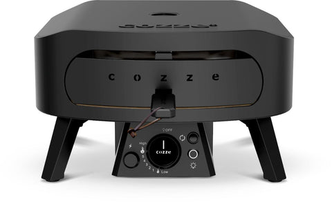 Der Cozze Pizzaofen Rotate - Black Edition [13 Zoll], Gas, 50mbar - CH-Regler verfügt über vier stabile Standfüße, eine "COZZE"-Öffnung an der Vorderseite und ein Bedienfeld mit Temperaturanzeige, Zündknopf und rotierendem Pizzastein für perfekte Pizza.