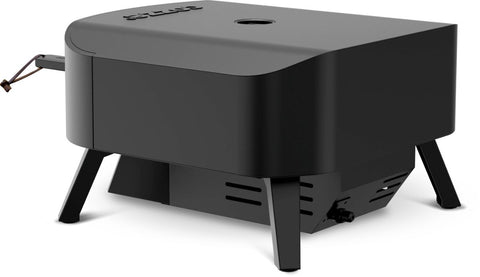 Der Cozze Pizzaofen Rotate - Black Edition [13 Zoll], Gas, 50mbar (CH-Regler) von Cozze ist ein eleganter schwarzer Pizzaofen für den Außenbereich mit einem drehbaren Pizzastein, vier kurzen Beinen, einem seitlichen Griff und einem Entlüftungsknopf an der Unterseite, abgebildet auf einem weißen Hintergrund.