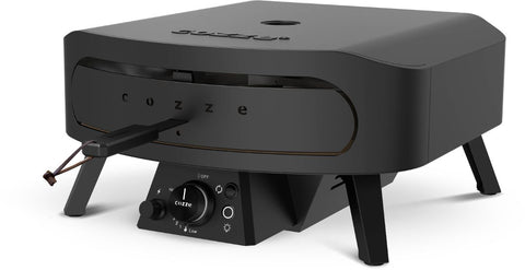 Der Cozze Pizzaofen Rotate - Black Edition [17 Zoll], Gas, 50mbar mit CH-Regler verfügt über eine "Cozze"-Fronttür, einen Zuggriff, einen Bedienknopf, eine Kontrollleuchte und einen 360° rotierenden Pizzastein auf vier Beinen - hier vor einem weißen Hintergrund.