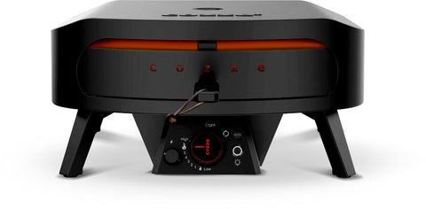 Der Cozze Pizzaofen Rotate - Black Edition [17 Zoll], Gas, 50mbar - CH-Regler zeichnet sich durch ein elegantes schwarzes Design mit dem Schriftzug "Cozze" auf der Vorderseite, orangefarbenem Leuchten im Inneren, drehbarem 360° Pizzastein, Bedienknopf, Zündknopf und vier stabilen Beinen aus.