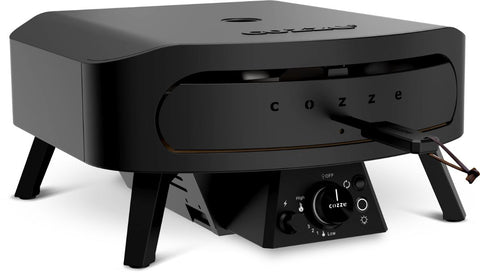 Der Cozze Pizzaofen Rotate - Black Edition [17 Zoll], Gas, 50mbar - CH-Regler verfügt über einen 360° rotierenden Pizzastein, ein digitales Thermometer, Bedienknöpfe und vier Beine - ideal für den Einsatz auf der Arbeitsplatte oder im Freien.