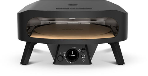 Der Cozze Pizzaofen Rotate - Black Edition [17 Zoll], ein moderner Gaspizzaofen mit 360° rotierendem Pizzastein und vorderen Bedienknöpfen, steht auf vier abgewinkelten Beinen. Marke: Cozze.