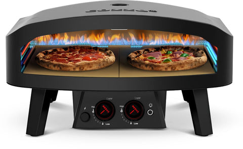 Der Cozze Pizzaofen - Black Edition [24 Zoll], Gas, 50mbar - CH-Regler von Cozze verfügt über zwei Drehregler und einen Edelstahl-Brenner zum Backen von zwei Pizzen nebeneinander auf einer Steinoberfläche, alles in einem eleganten schwarzen Outdoor-Ofen mit sichtbaren Flammen.