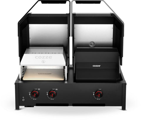 Der Cozze Grill Quattro 900, Gas, 50mbar - CH-Regler verfügt über zwei Kammern mit offenen Deckeln: einen Pizzastein auf der linken Seite und eine Infrarot-Grillkammer auf der rechten Seite. Auf der Vorderseite befinden sich drei rote Bedienknöpfe und ein auffälliges Cozze-Branding.