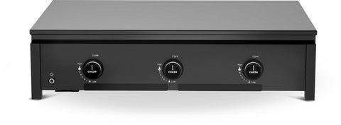 Der Cozze Grill Combo 900 von Cozze ist ein schwarzes Gaskochfeld mit einer flachen Oberfläche, einem Drei-Brenner-System und drei Bedienelementen auf der Vorderseite, die mit Temperatureinstellungen von niedrig bis hoch beschriftet sind.