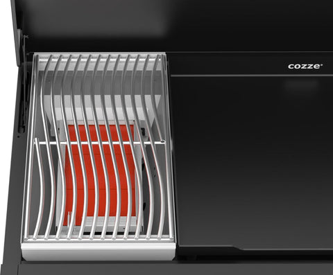 Nahaufnahme des Cozze Grill Combo 900 (Gas, 50mbar - CH-Regler) mit einem Edelstahlrost über einem rotglühenden Infrarotbrenner und dem Cozze-Logo - ideal für Grill- und Plancha-Fans.