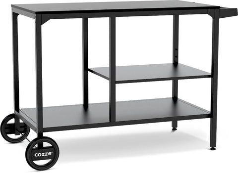 Die Cozze Elements BBQ Station ist ein schwarzer Metallwagen mit zwei Rädern, zwei Ablagen und einem Griff für einfache Mobilität. Das "cozze"-Logo auf einem Rad unterstreicht seine Verwendung als Outdoor-Küche oder mobile Edelstahl-Arbeitsfläche.