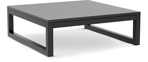 Eine moderne, rechteckige, schwarze Cozze Elements Pizzaofen-Erhöhung mit einer flachen Oberseite und offenen, kastenförmigen Beinen auf jeder Seite vor einem weißen Hintergrund - perfekt, um Ihre Outdoor-Küche von Cozze aufzuwerten.