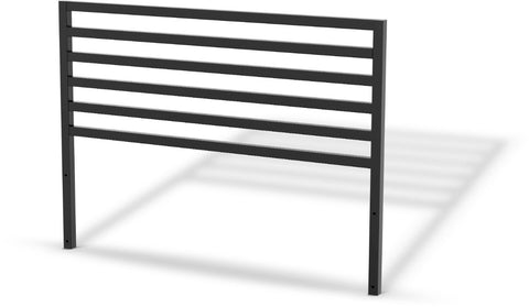 Ein schwarzes Metallkopfteil mit horizontalen Latten und zwei vertikalen Beinen, ähnlich dem Cozze Elements Rückwand für Outdoor-Küchenmodul [110 cm] von Cozze, wirft einen Schatten auf einen weißen Hintergrund.