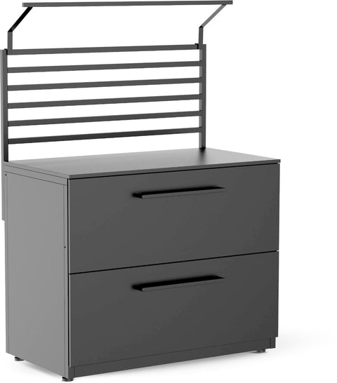 Ein moderner schwarzer Metallschrank mit zwei großen Schubladen und horizontalen Lamellen, inspiriert von der eleganten Cozze Elements Rückwand für Outdoor-Küchenmodul [110 cm], verbindet minimalistisches Design mit stilvoller Funktionalität.