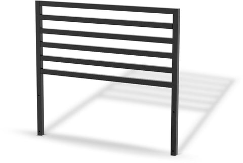 Ein schwarzes Metallkopfteil mit horizontalen Latten und zwei vertikalen Beinen, ähnlich dem Cozze Elements Rückwand für Outdoor-Küchen Eckmodul [90 cm] von Cozze, wirft einen gestreiften Schatten auf eine weiße Fläche.