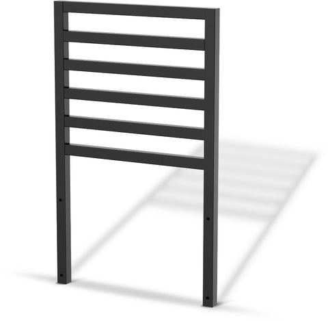 Ein schwarzer Metallrahmen mit fünf horizontalen Stäben und zwei vertikalen Beinen, perfekt als Cozze Elements Rückwand für Outdoor-Küchenmodul [52 cm] von Cozze oder für die Küchenrückseite Ihres Kühlschrankmoduls.