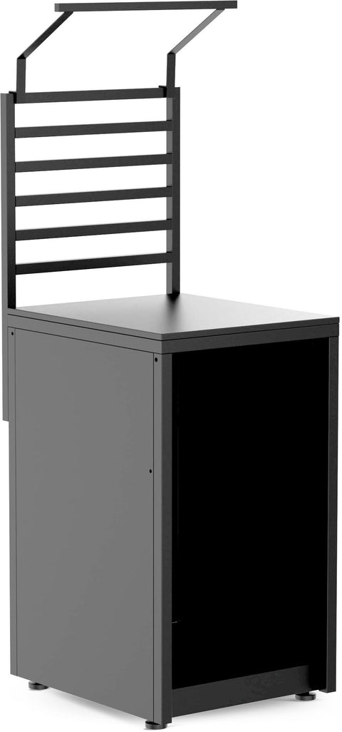 Ein hohes, schwarzes Metallpodest mit flacher Oberseite und geschlossenem Gehäuse, in das die Cozze Elements Rückwand für Outdoor-Küchenmodul [52 cm] integriert ist - ideal als Rednerpult oder für die Papierorganisation vor Ihrer Küchenrückseite von Cozze.